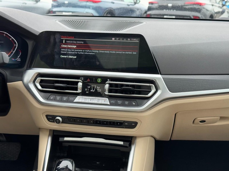 BMW 3 Series Vehicle Full-screen Gallery Image 14