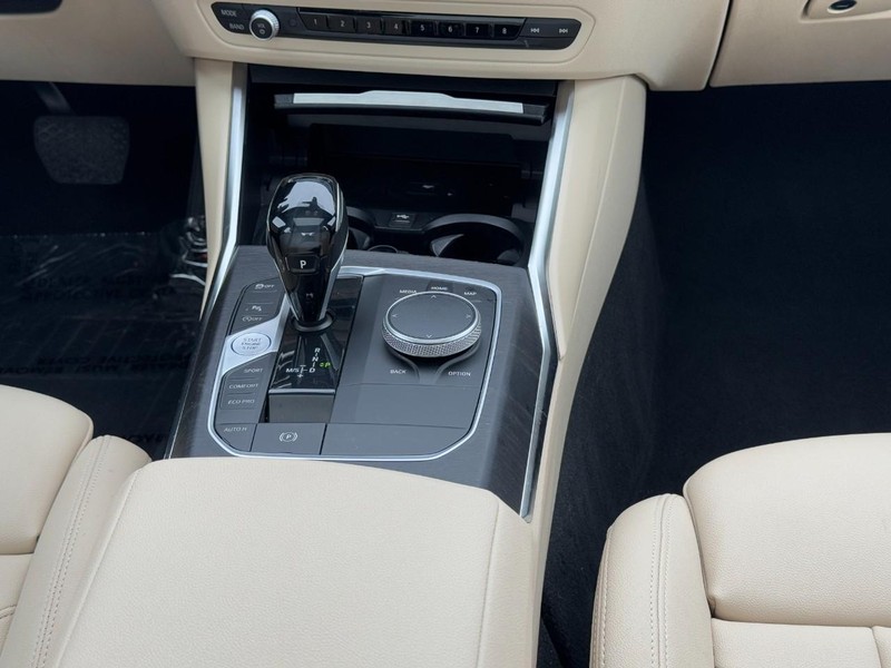 BMW 3 Series Vehicle Full-screen Gallery Image 15