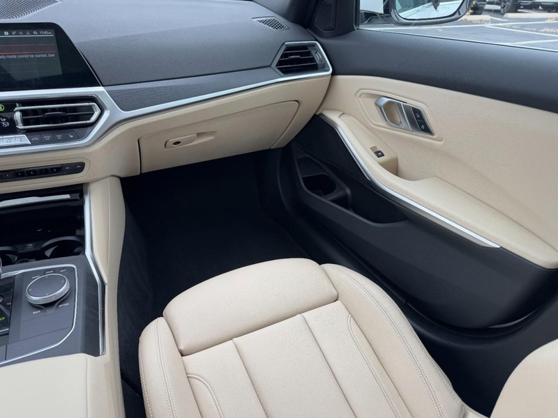 BMW 3 Series Vehicle Full-screen Gallery Image 16