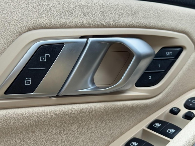 BMW 3 Series Vehicle Full-screen Gallery Image 17