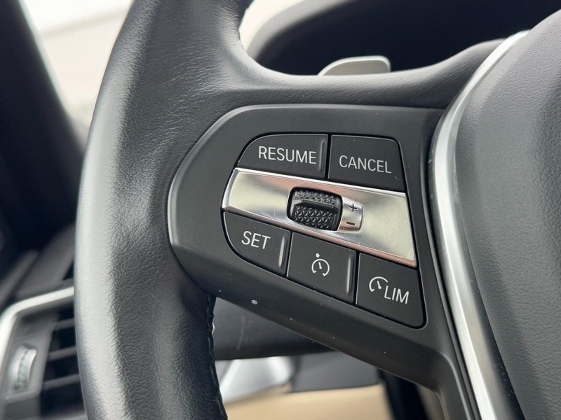 BMW 3 Series Vehicle Full-screen Gallery Image 18