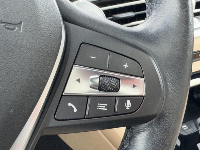 BMW 3 Series Vehicle Full-screen Gallery Image 19