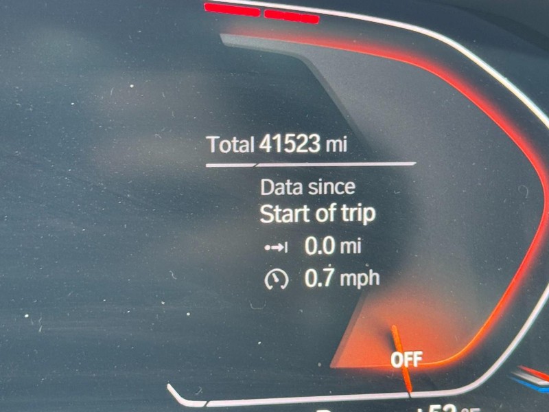 BMW 3 Series Vehicle Full-screen Gallery Image 20