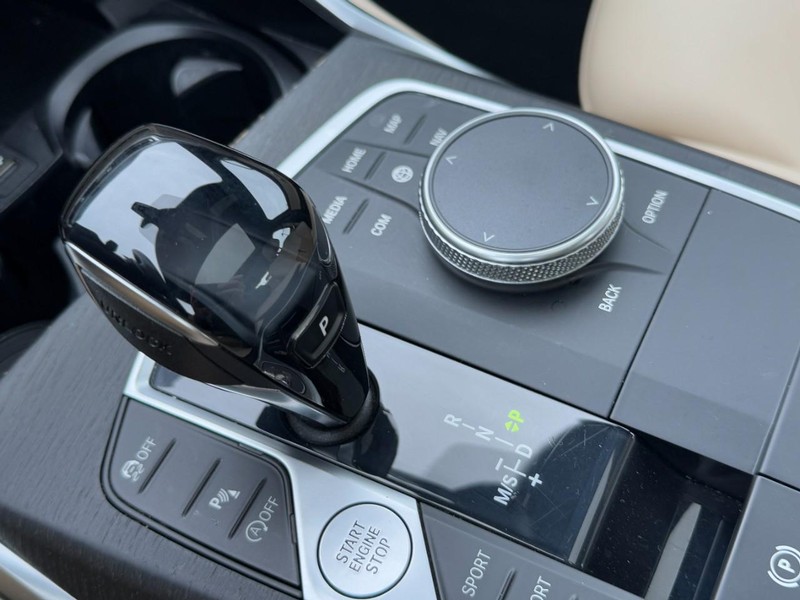 BMW 3 Series Vehicle Full-screen Gallery Image 21