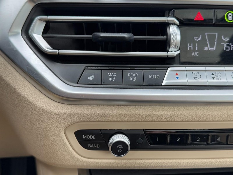 BMW 3 Series Vehicle Full-screen Gallery Image 22