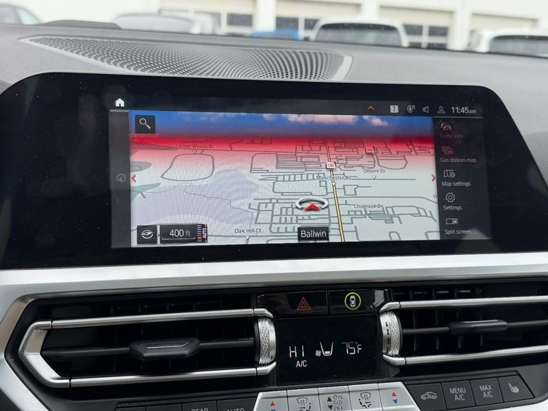 BMW 3 Series Vehicle Full-screen Gallery Image 23