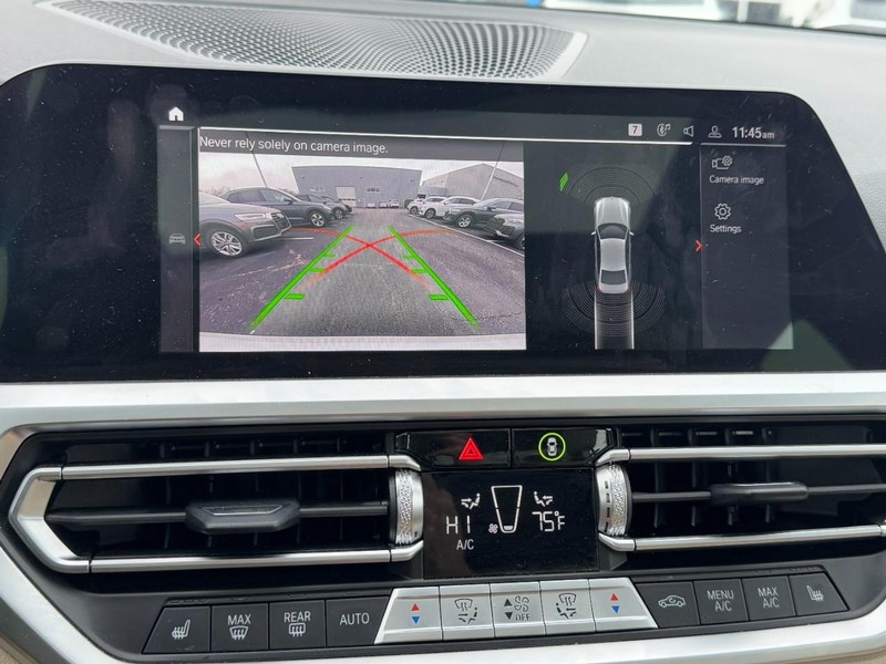 BMW 3 Series Vehicle Full-screen Gallery Image 24