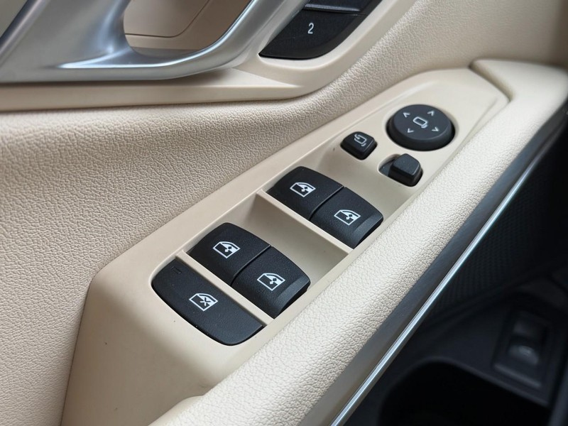 BMW 3 Series Vehicle Full-screen Gallery Image 25