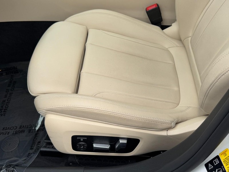 BMW 3 Series Vehicle Full-screen Gallery Image 26