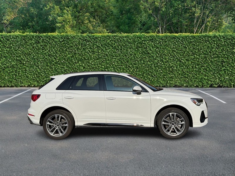 Audi Q3 Vehicle Full-screen Gallery Image 02