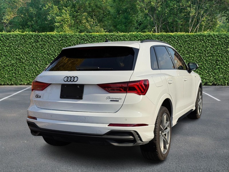 Audi Q3 Vehicle Full-screen Gallery Image 03