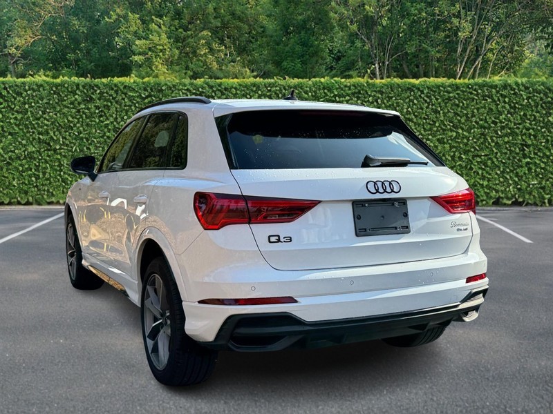 Audi Q3 Vehicle Full-screen Gallery Image 04