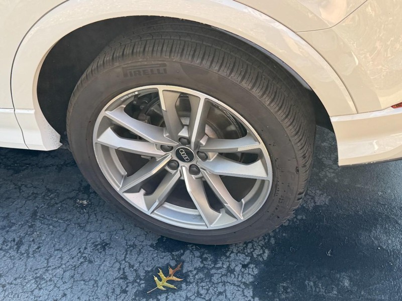 Audi Q3 Vehicle Full-screen Gallery Image 05