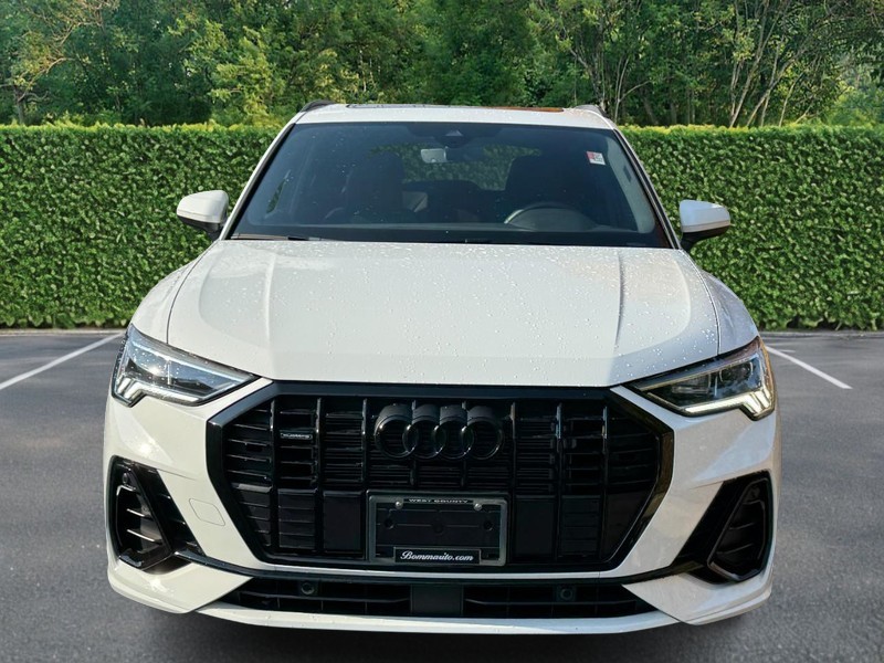 Audi Q3 Vehicle Full-screen Gallery Image 07