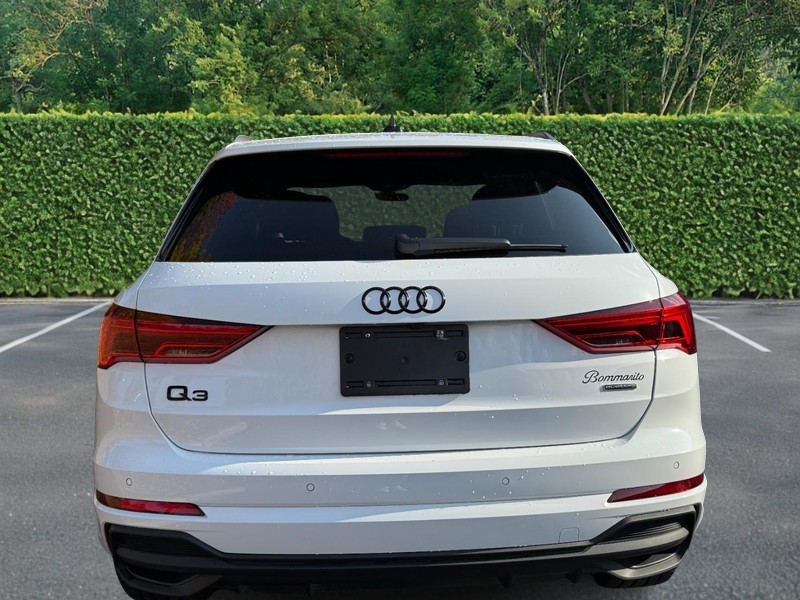 Audi Q3 Vehicle Full-screen Gallery Image 08