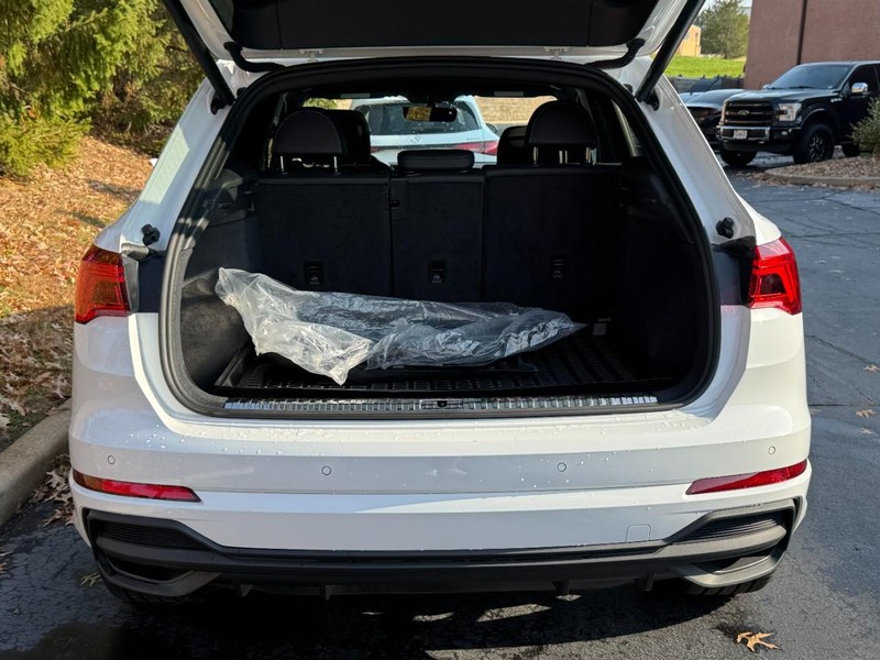 Audi Q3 Vehicle Full-screen Gallery Image 09