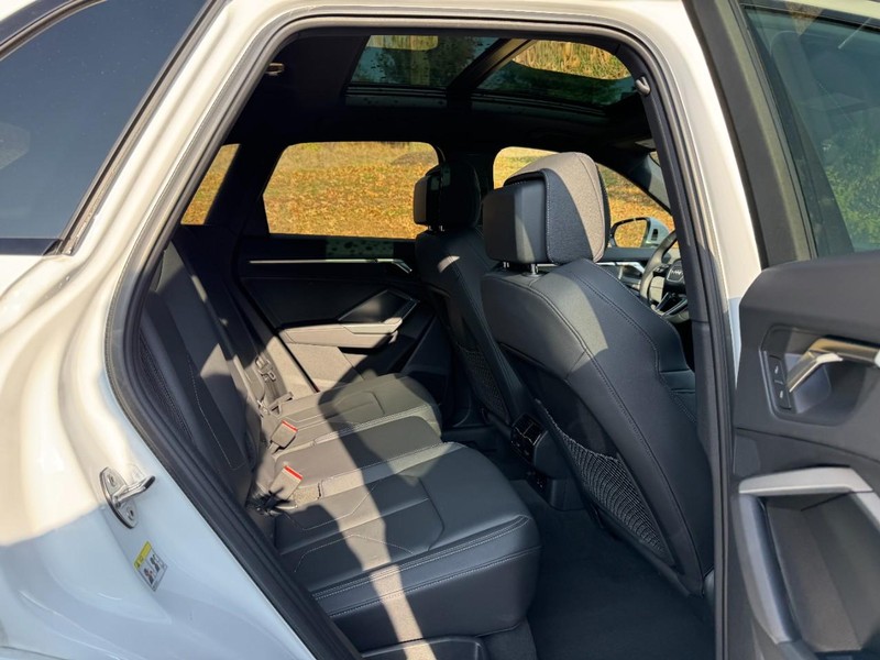 Audi Q3 Vehicle Full-screen Gallery Image 10