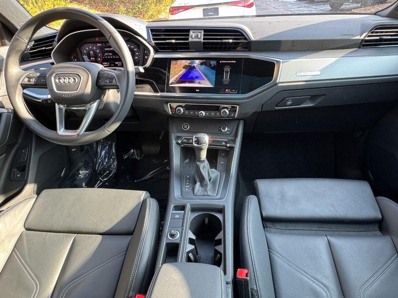 Audi Q3 Vehicle Full-screen Gallery Image 12