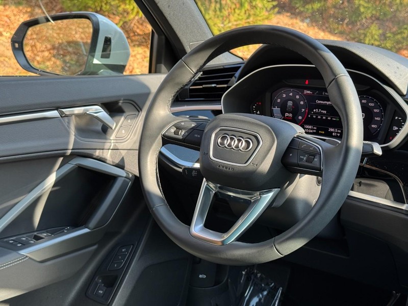 Audi Q3 Vehicle Full-screen Gallery Image 13
