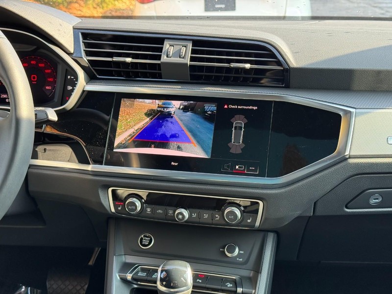 Audi Q3 Vehicle Full-screen Gallery Image 14