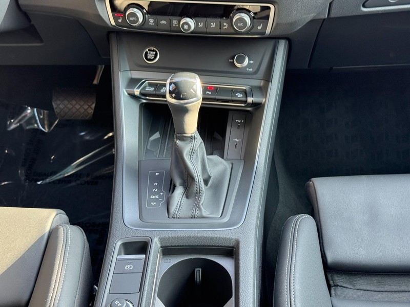 Audi Q3 Vehicle Full-screen Gallery Image 15