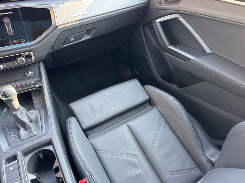 Audi Q3 Vehicle Full-screen Gallery Image 16