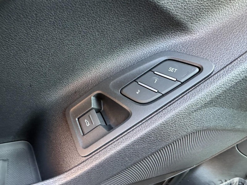 Audi Q3 Vehicle Full-screen Gallery Image 17