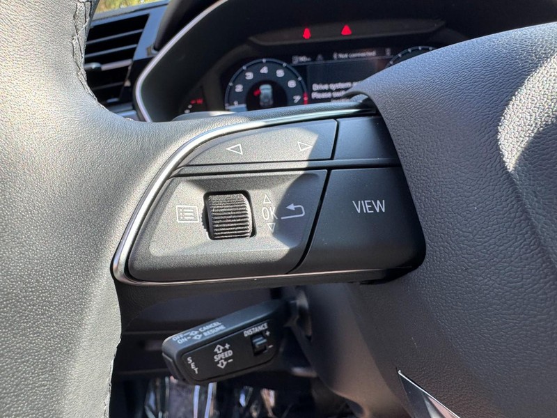 Audi Q3 Vehicle Full-screen Gallery Image 18