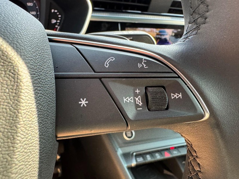 Audi Q3 Vehicle Full-screen Gallery Image 19