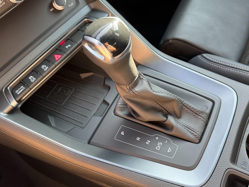 Audi Q3 Vehicle Full-screen Gallery Image 21