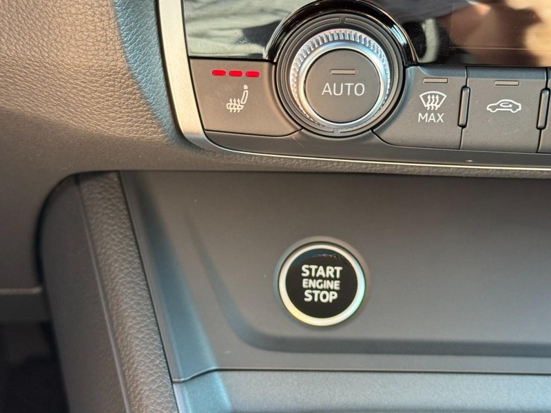 Audi Q3 Vehicle Full-screen Gallery Image 22