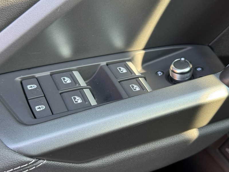 Audi Q3 Vehicle Full-screen Gallery Image 24