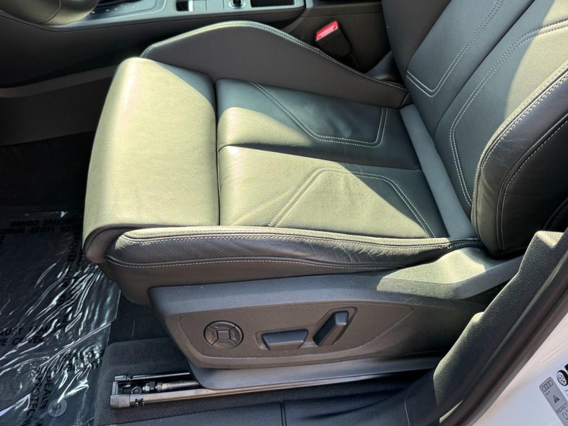 Audi Q3 Vehicle Full-screen Gallery Image 25