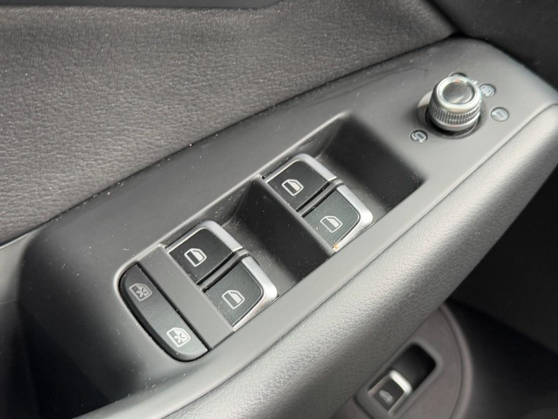 Audi Q5 Vehicle Full-screen Gallery Image 24