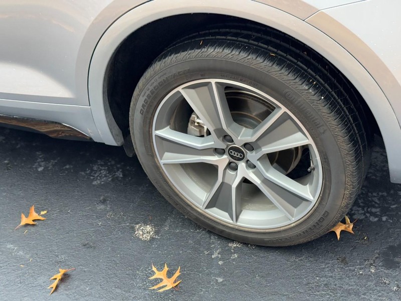 Audi Q5 Vehicle Full-screen Gallery Image 05