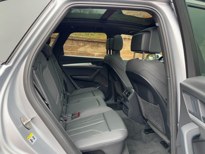 Audi Q5 Vehicle Full-screen Gallery Image 10