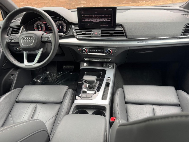 Audi Q5 Vehicle Full-screen Gallery Image 12