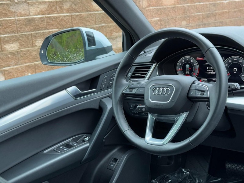 Audi Q5 Vehicle Full-screen Gallery Image 13