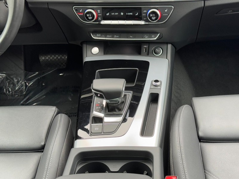 Audi Q5 Vehicle Full-screen Gallery Image 15