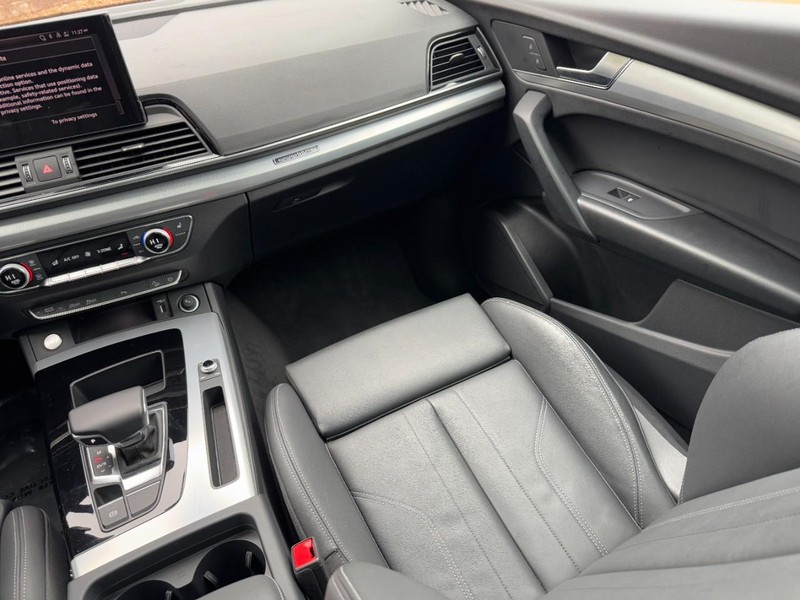 Audi Q5 Vehicle Full-screen Gallery Image 16