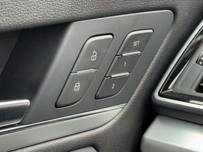 Audi Q5 Vehicle Full-screen Gallery Image 17