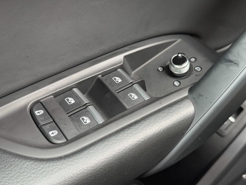 Audi Q5 Vehicle Full-screen Gallery Image 24