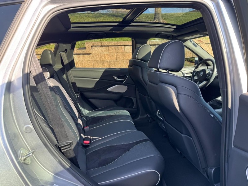 Acura RDX Vehicle Full-screen Gallery Image 10