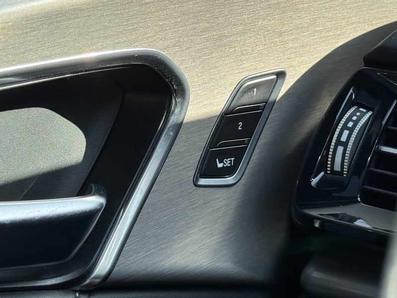 Acura RDX Vehicle Full-screen Gallery Image 16