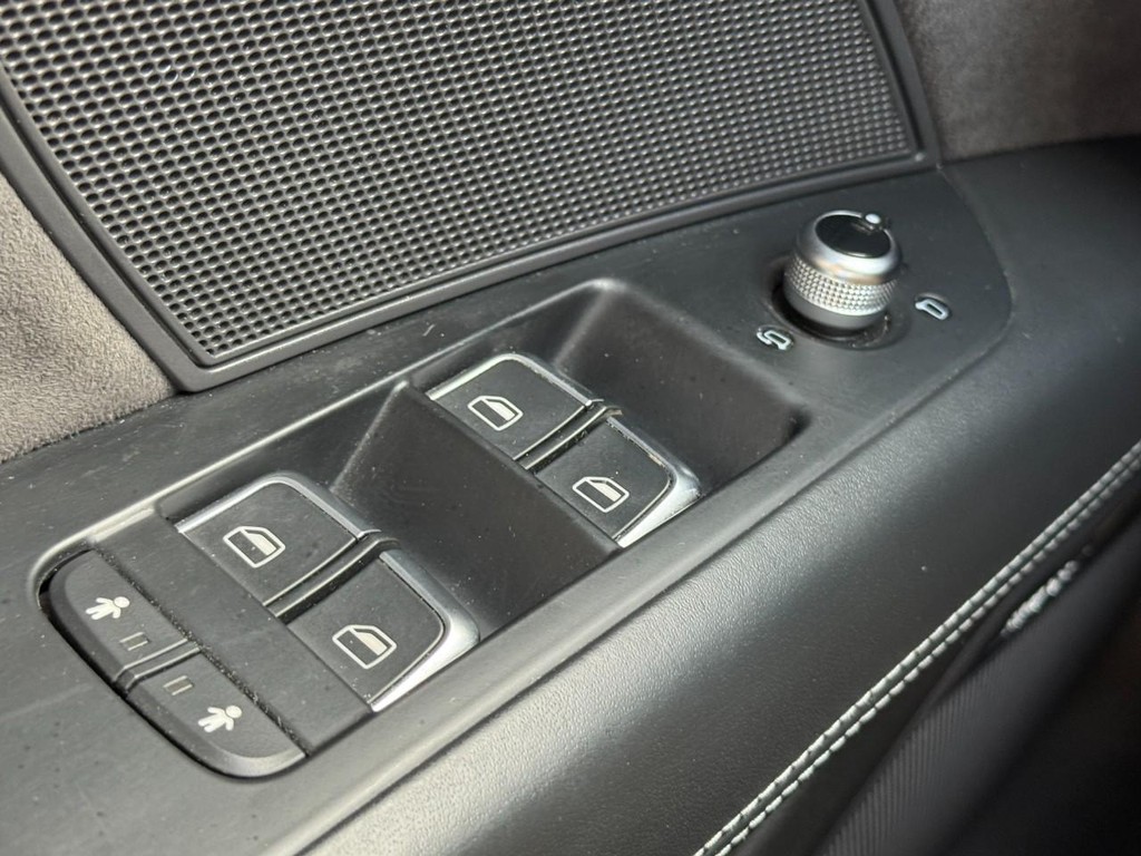 Audi RS 7 Vehicle Full-screen Gallery Image 25