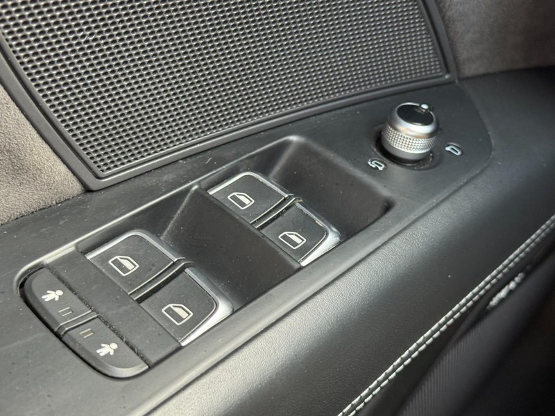 Audi RS 7 Vehicle Full-screen Gallery Image 25