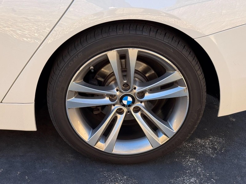 BMW 4 Series Vehicle Full-screen Gallery Image 05