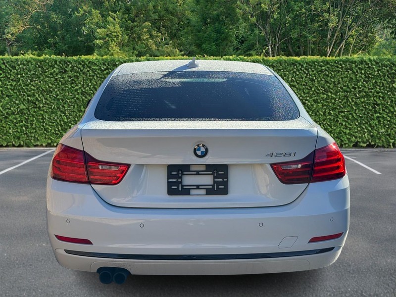 BMW 4 Series Vehicle Full-screen Gallery Image 08
