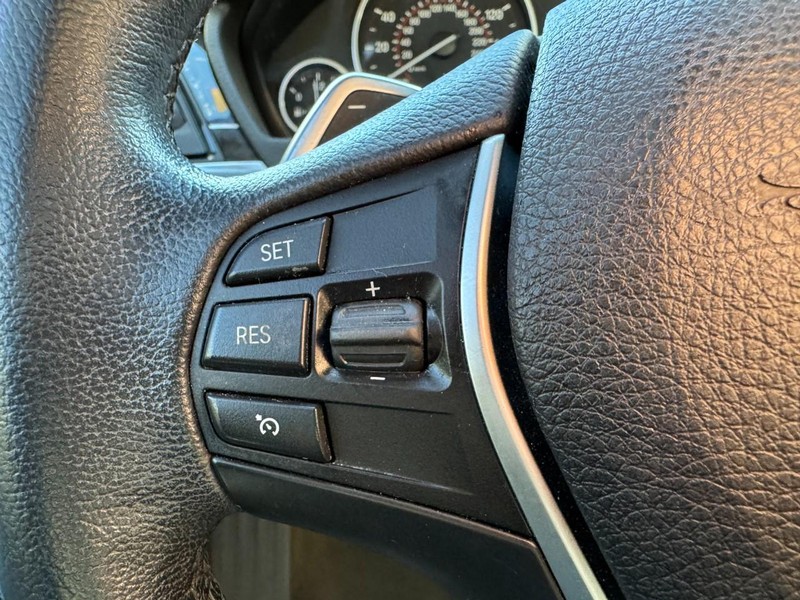 BMW 4 Series Vehicle Full-screen Gallery Image 16