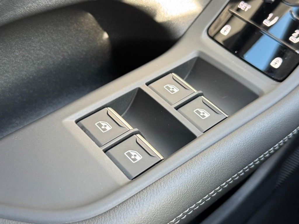 Audi A5 Vehicle Full-screen Gallery Image 24